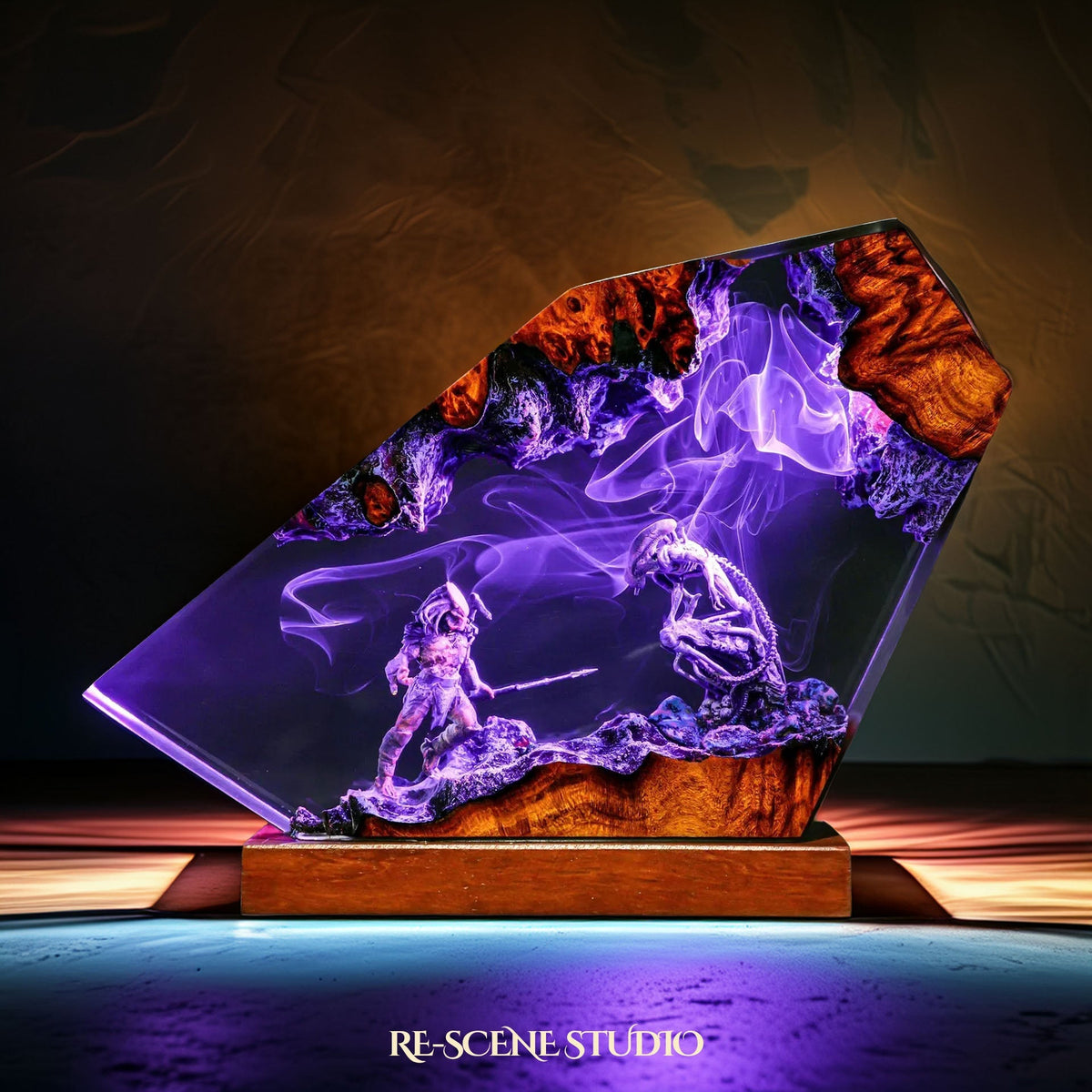 Space Explorer vs Xenomorph Resin Lamp — view 3