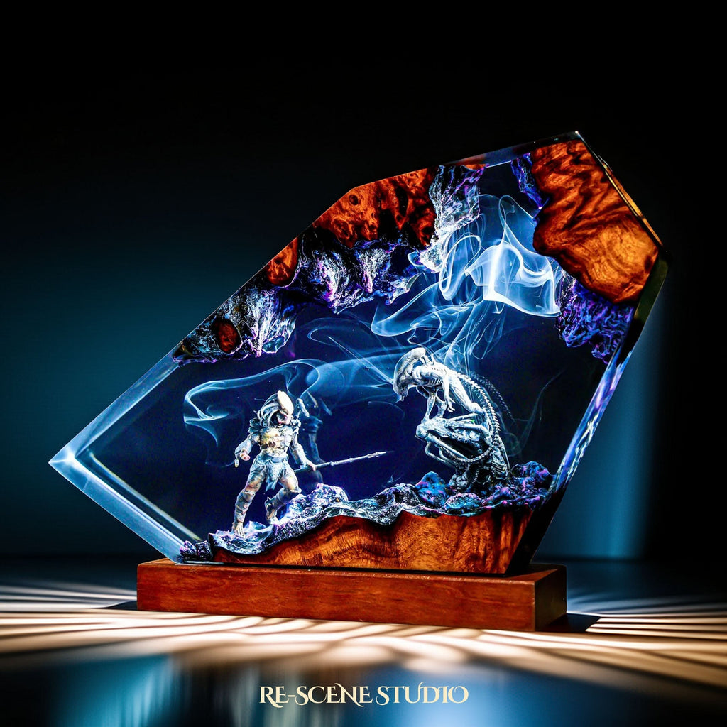Space Explorer vs Xenomorph Resin Lamp — view 4