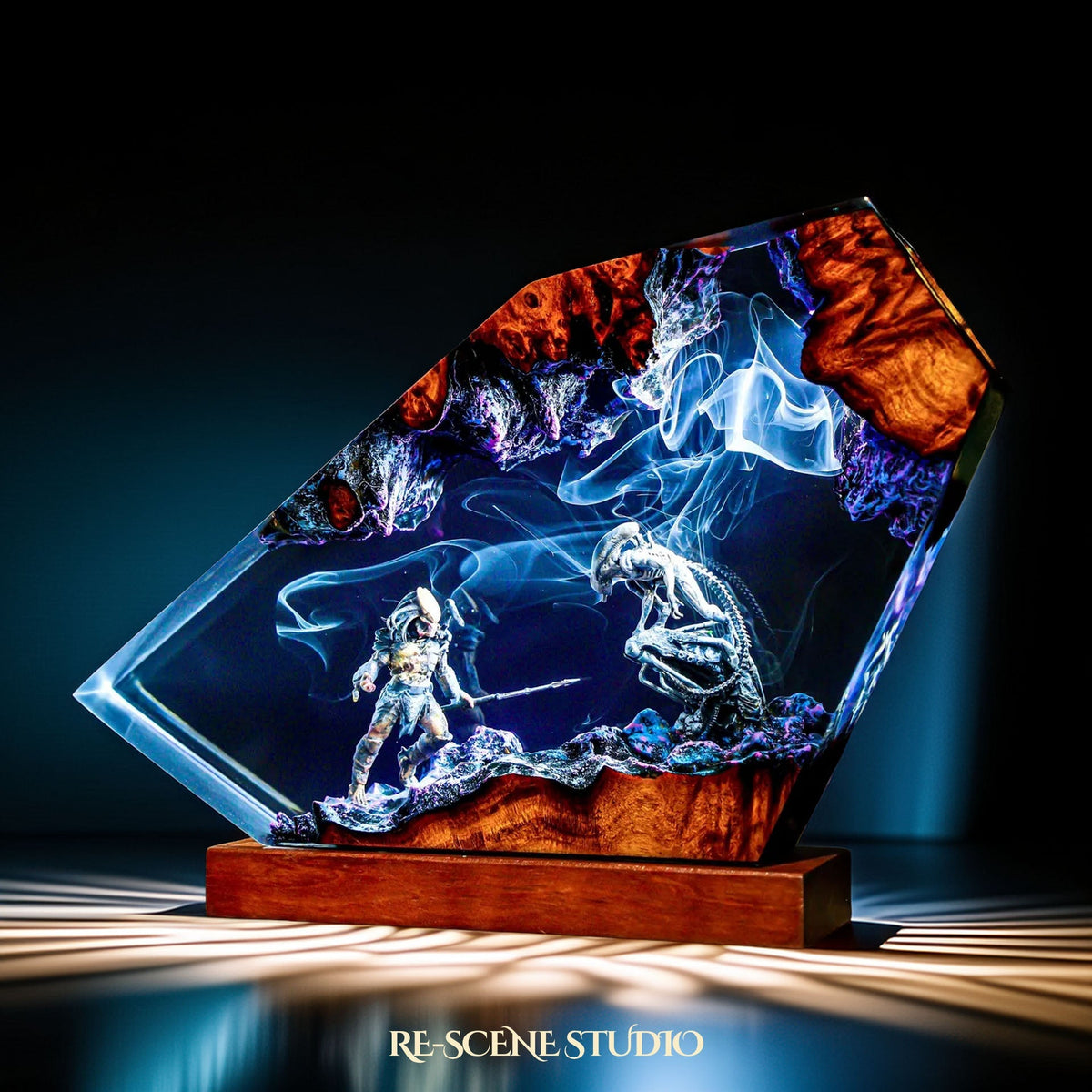 Space Explorer vs Xenomorph Resin Lamp — view 4