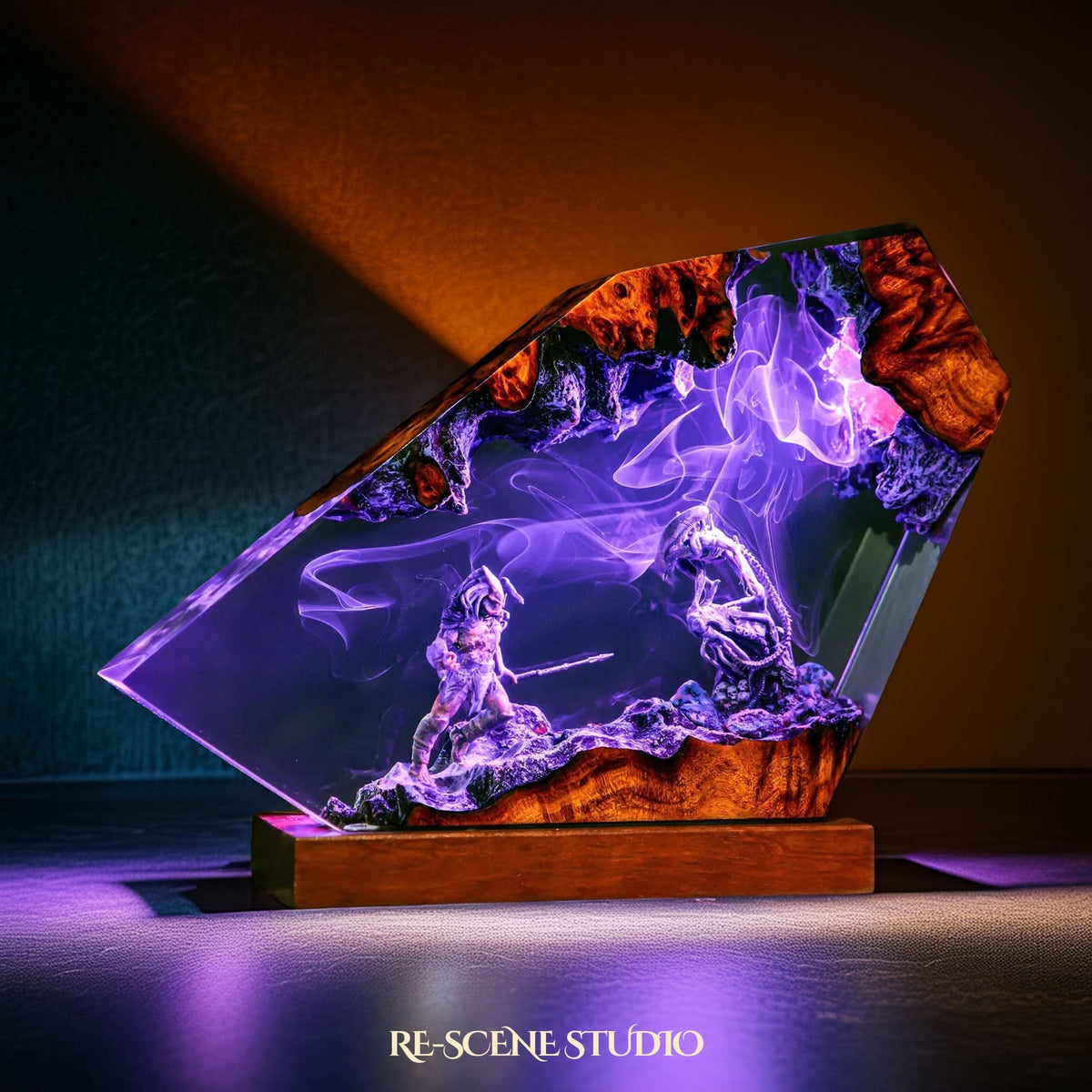 Space Explorer vs Xenomorph Resin Lamp — view 6
