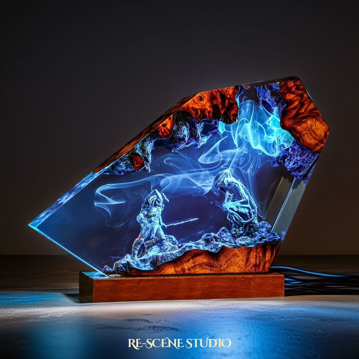 Space Explorer vs Xenomorph Resin Lamp — view 7