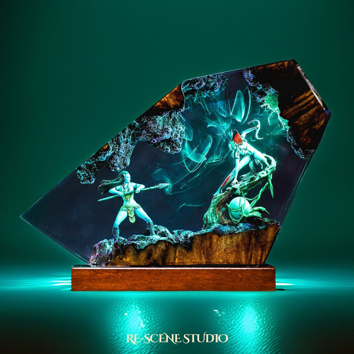 Neytiri & Jake Resin Lamp — view 3