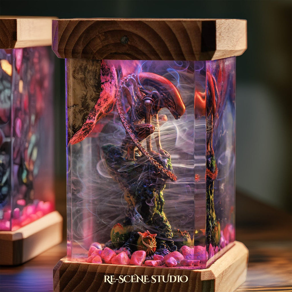 Xenomorph Resin Lamp — view 2