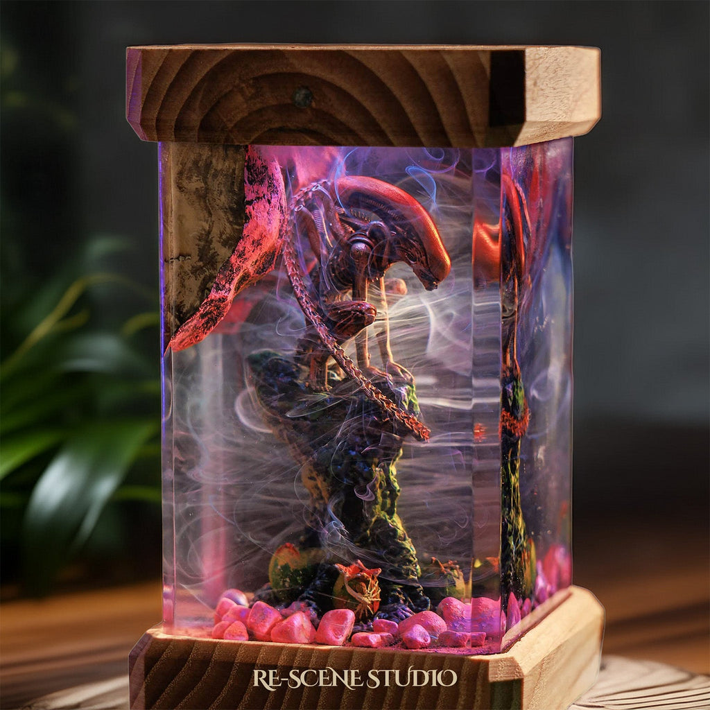 Xenomorph Resin Lamp — view 3