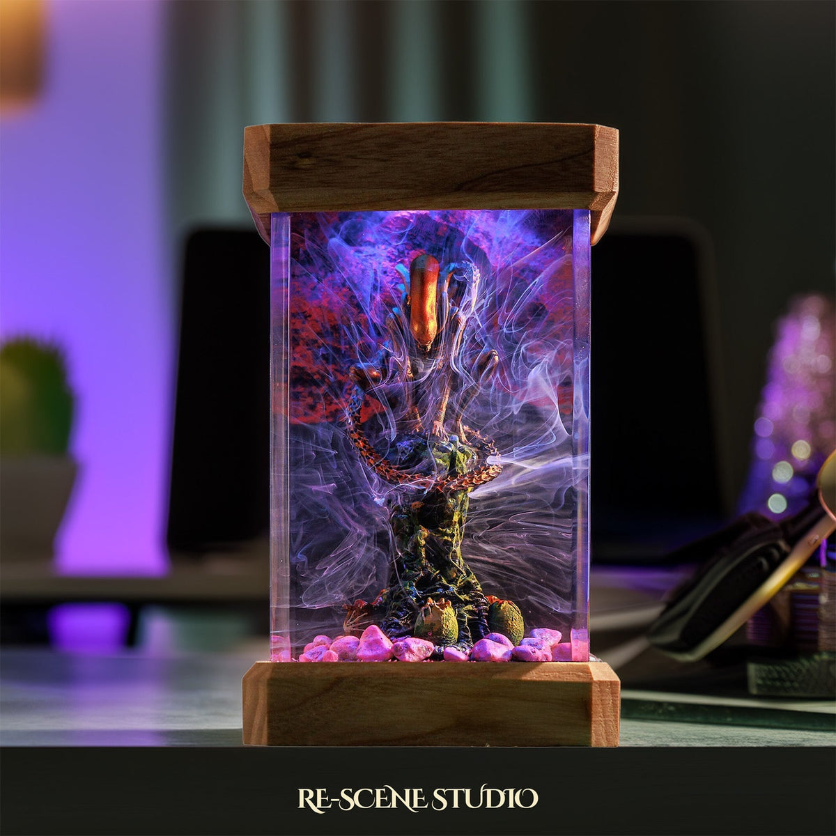 Xenomorph Resin Lamp — view 6